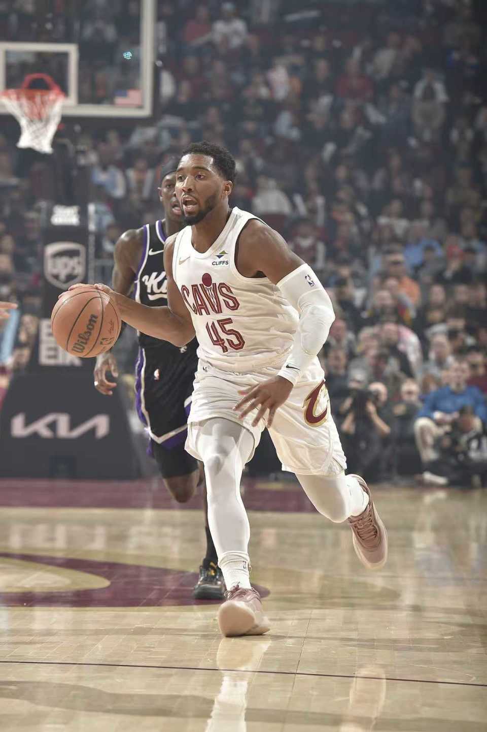 星亿娱乐H5游戏-米切尔33+8骑士险胜国王升第五 莫布利29+13+8小萨24+16+6