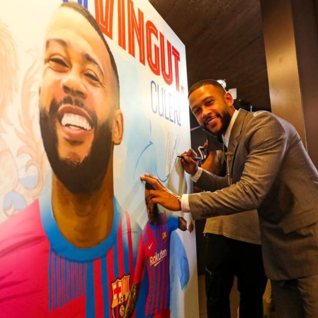 星亿娱乐安卓APP-德佩正式亮相巴萨 拉波尔塔：新签的球员都能注册