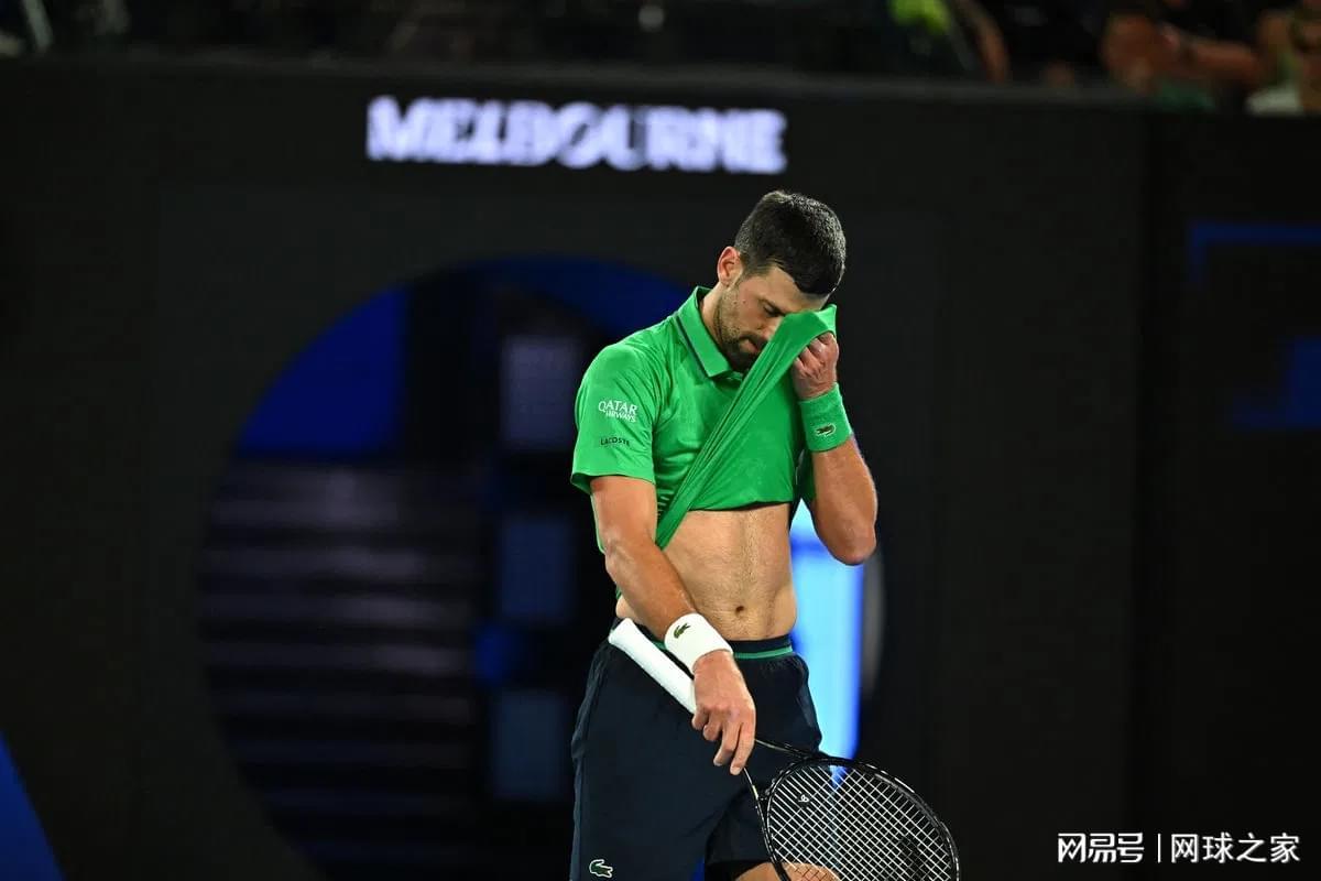 德约泄愤险些击中球童,主裁网开一面才避免被再次判负